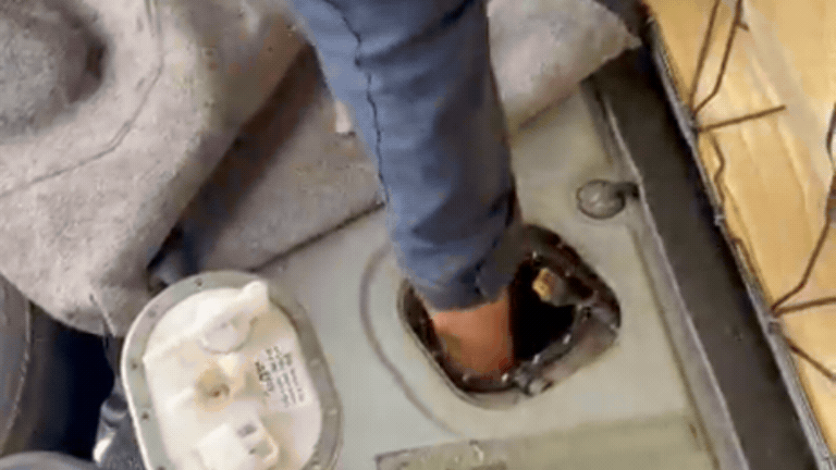 VÍDEO: Cocaína é achada em tanques de combustível de carros de pai e filho na BR-050, em Uberaba