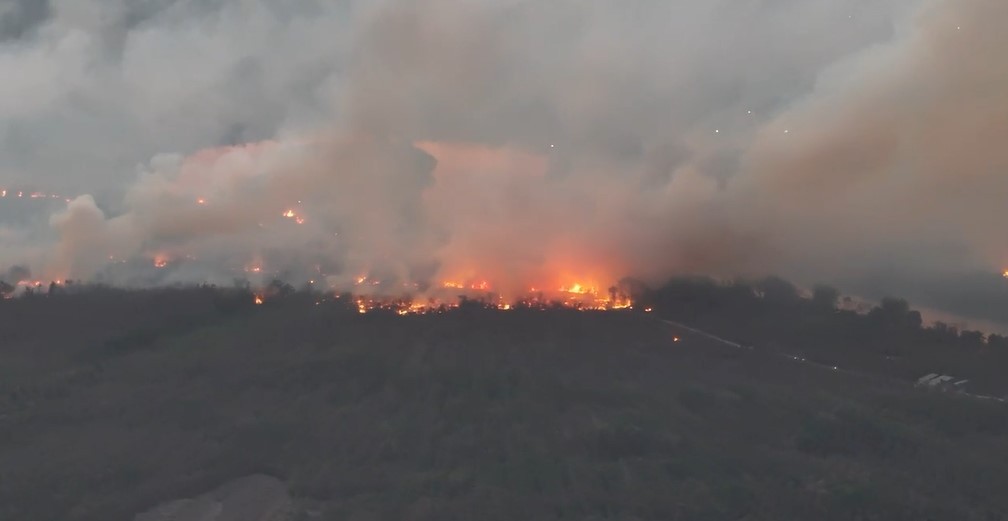 Incêndio volta na maior reserva de cerrado de SP e chega à base da equipe de combate