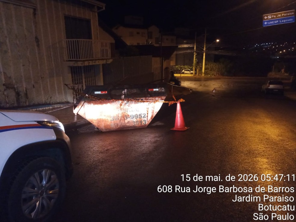 2 de 3
Motorista parou ao lado da ca&ccedil;amba, a amarrou em uma corda e a puxou com a caminhonete &mdash; Foto: Defesa Civil de Botucatu