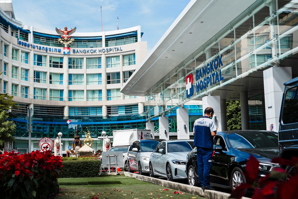 Hospital em Bangkok, na Tailândia, para onde foram levados turistas que morreram após intoxição no Laos, em novembro de 2024. — Foto: Chanakarn Laosarakham/ AFP