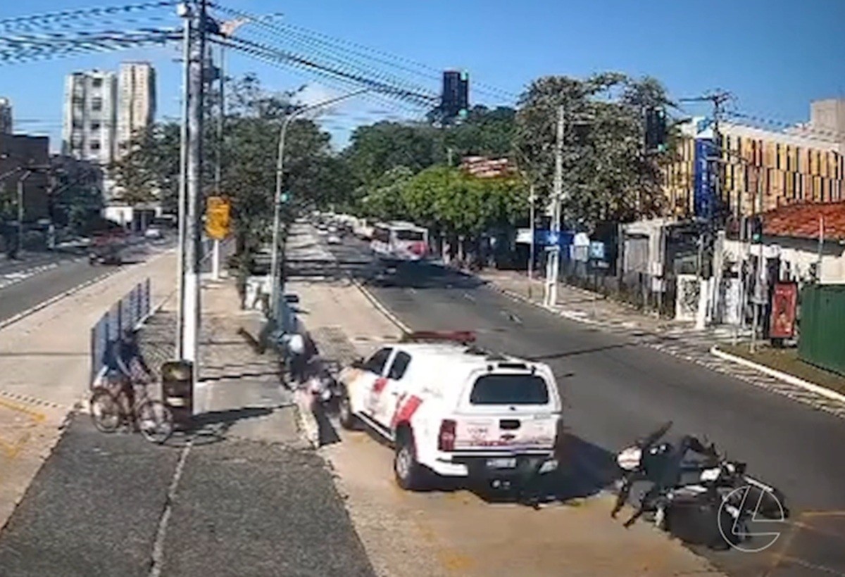 Câmeras flagram colisão entre viatura dos bombeiros duas motos do Samu em Belém