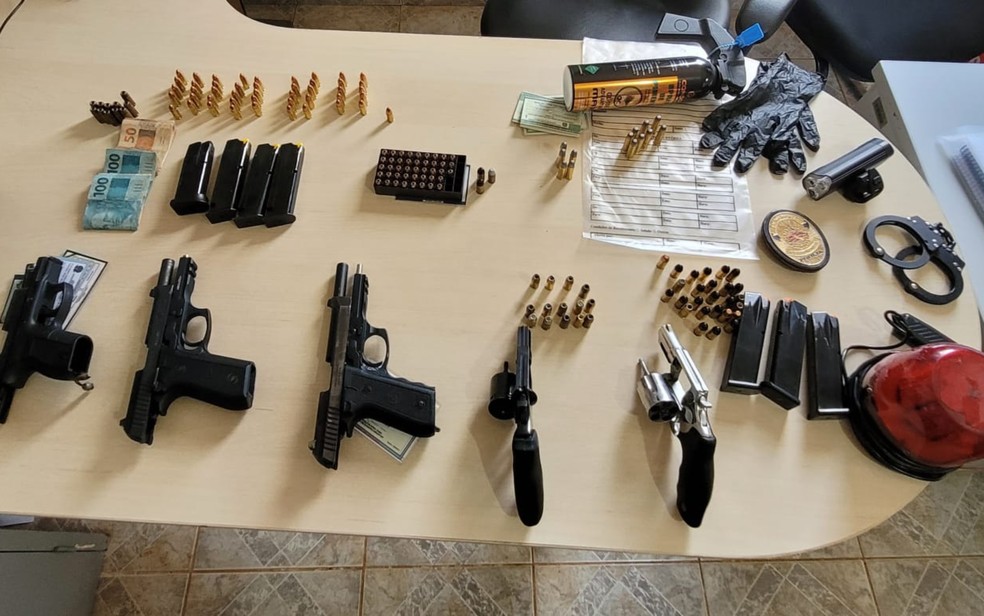 Armas e munições apreendidas após invasão em propriedade rural, em Alto Paraíso de Goiás — Foto: Reprodução/Polícia Militar