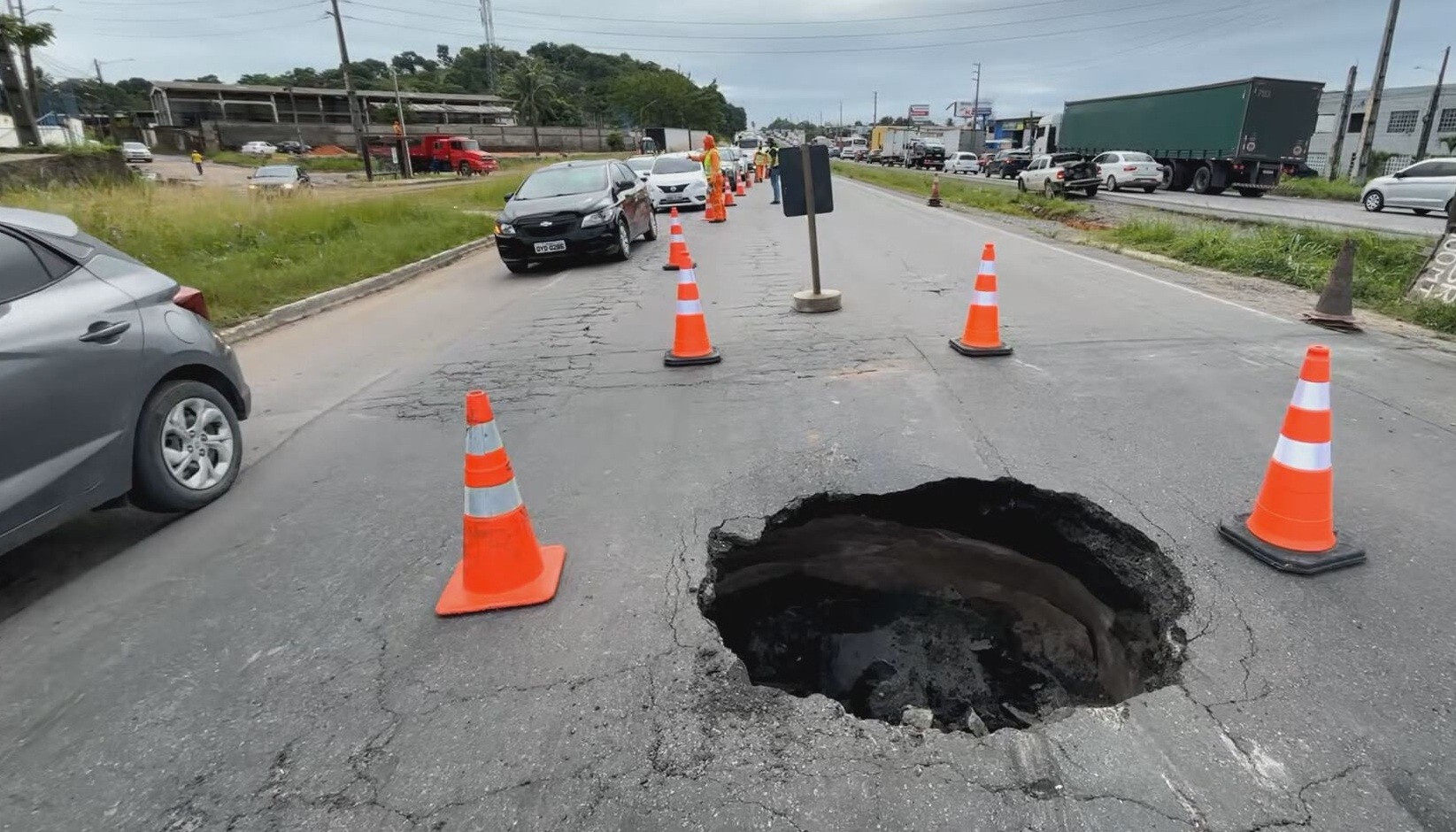 Cratera na BR-101 causa engarrafamento de mais de 10 km e interdita trecho de rodovia por cinco dias