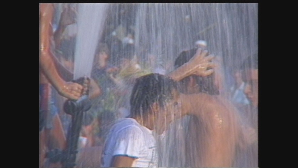 Público se molhando no chafariz do Rock in Rio 1985 — Foto: Reprodução/TV Globo