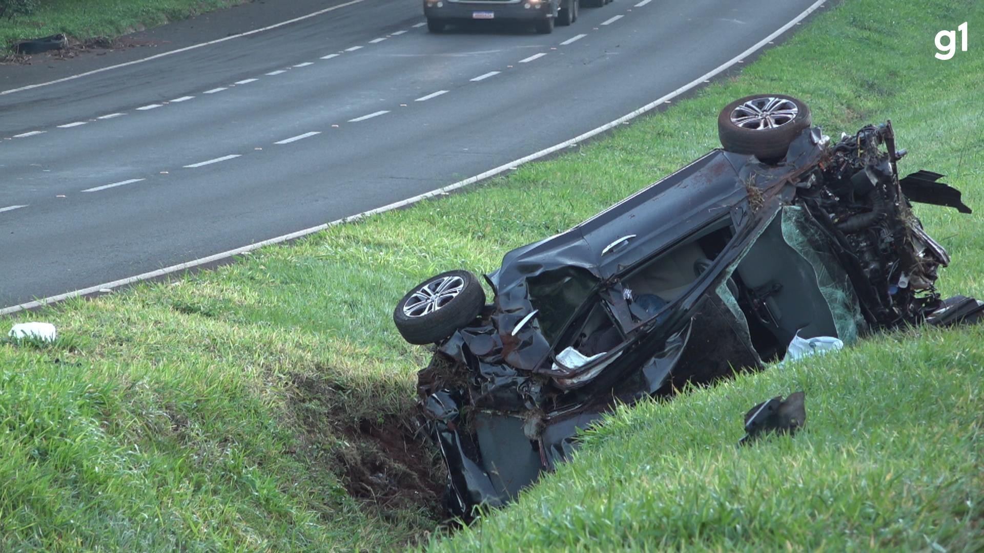 Motorista morre depois de capotar carro por 50 metros na PR-317