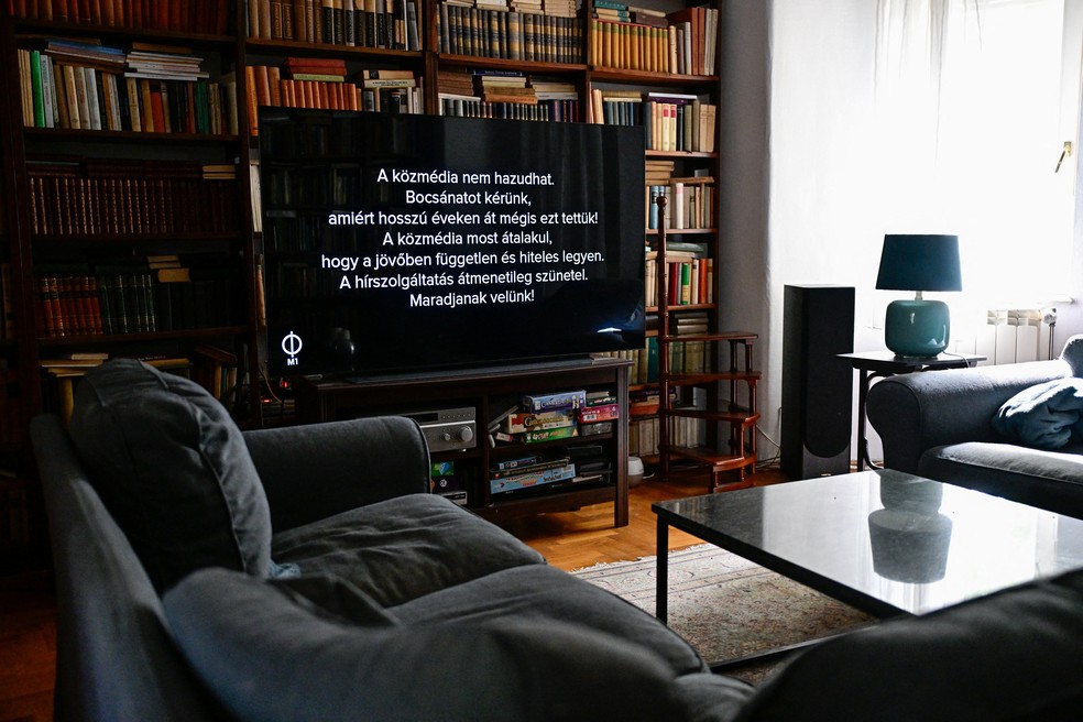 Mensagem exibida pelo canal M1, da emissora estatal da Hungria, com mensagem sobre suspensão do noticiário para reformulação — Foto: REUTERS/Marton Monus