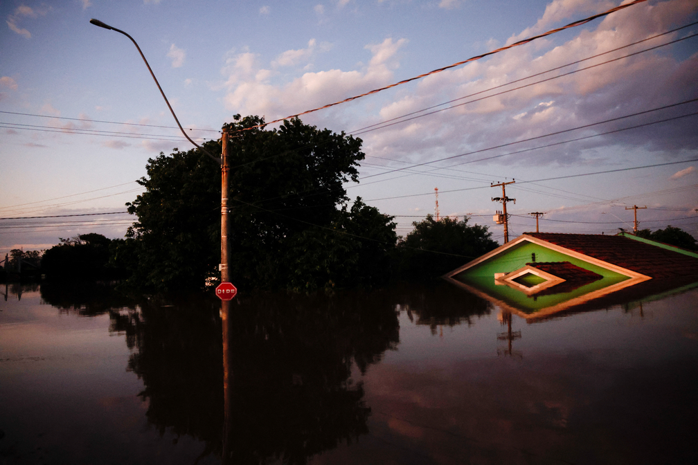 5 de maio - Rua completamente alagada pelas enchentes em Canoas, no RS — Foto: Amanda Perobelli/Reuters