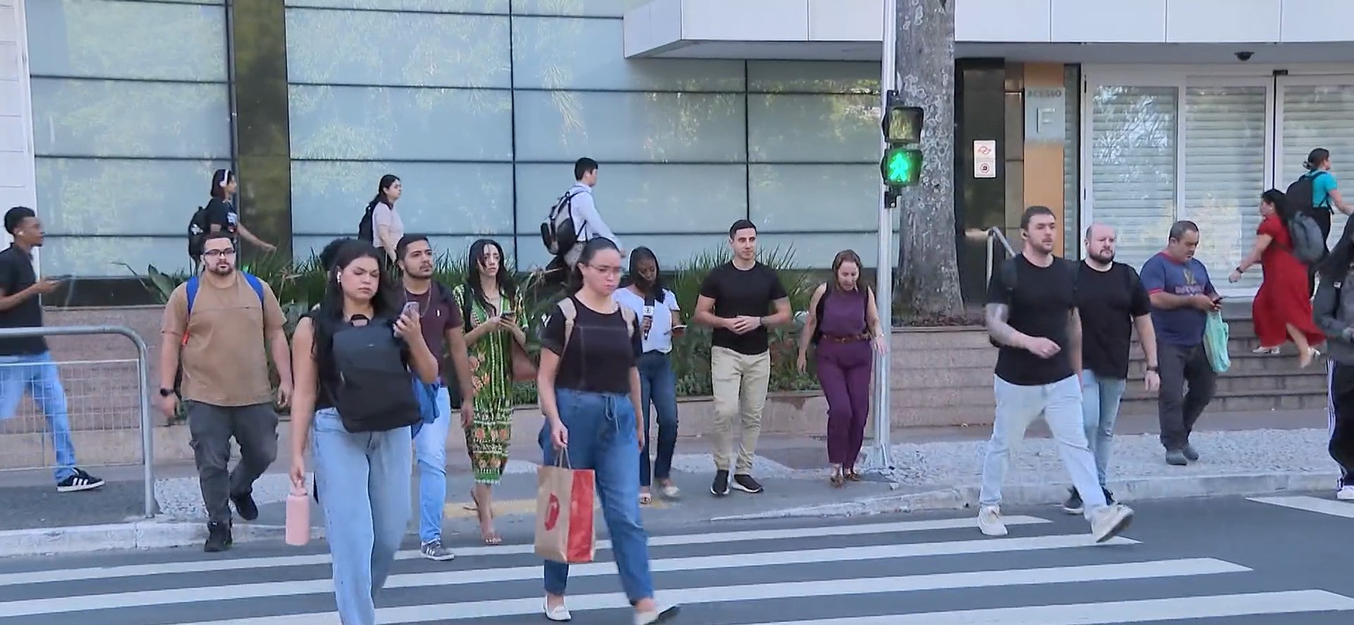 Quase metade dos semáforos em SP ficam só 5 segundos abertos para pedestres, diz levantamento