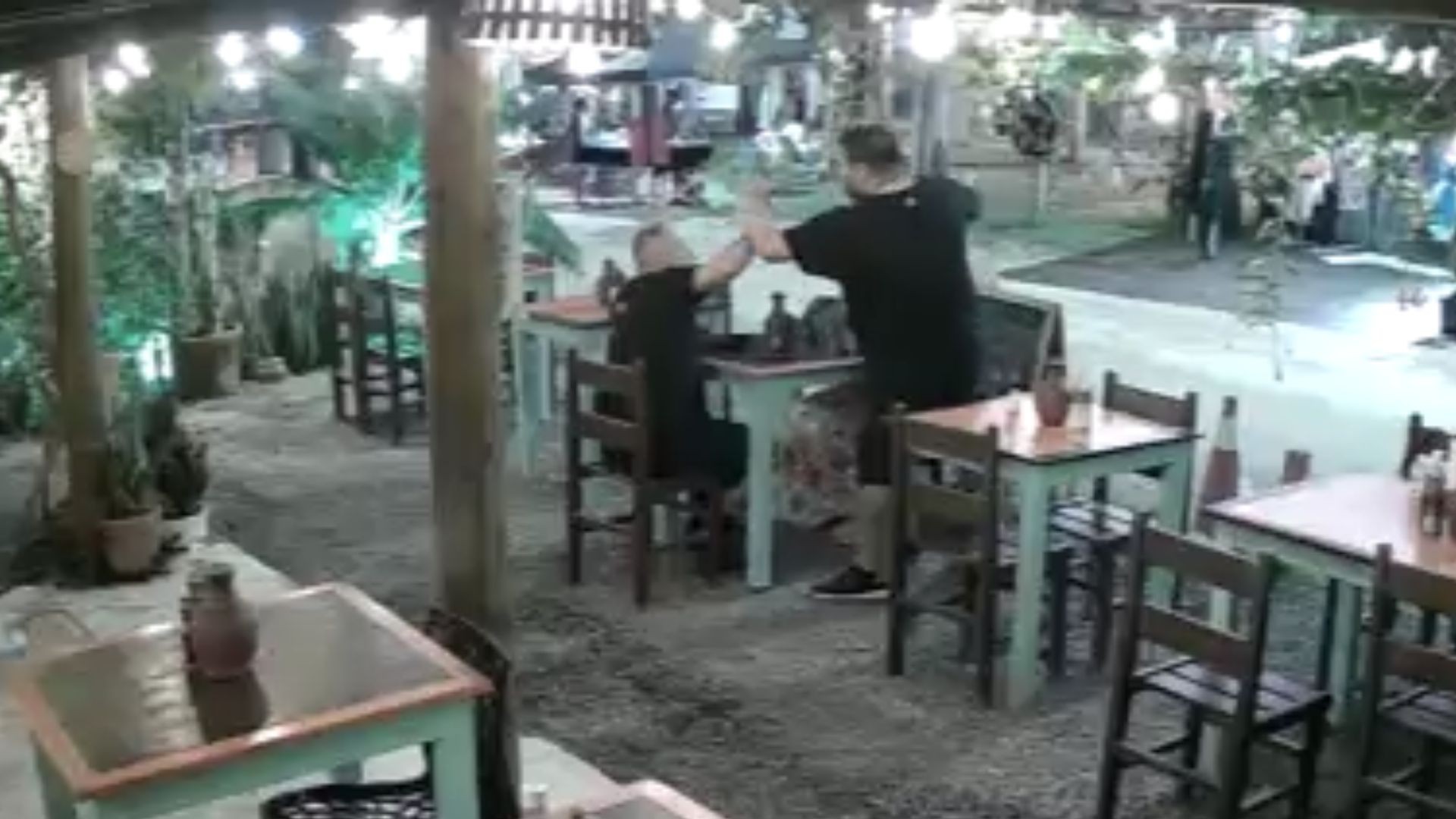 Casal é condenado a indenizar empresário vítima de homofobia em restaurante no ES; veja VÍDEO