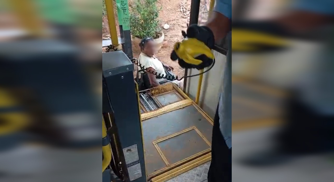 Mulher cadeirante embarca em ônibus carregada após elevador não funcionar em Sorocaba; vídeo 