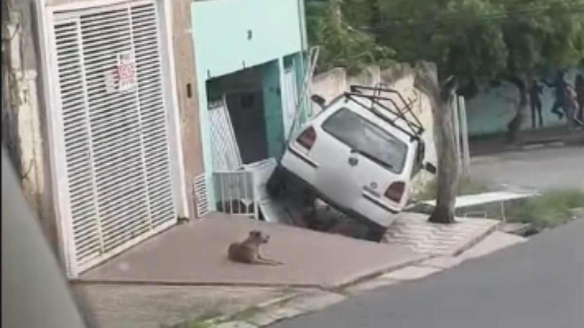 VÍDEO: carros derrubam muro e sobem em fachada de casa em acidentes na região de Sorocaba