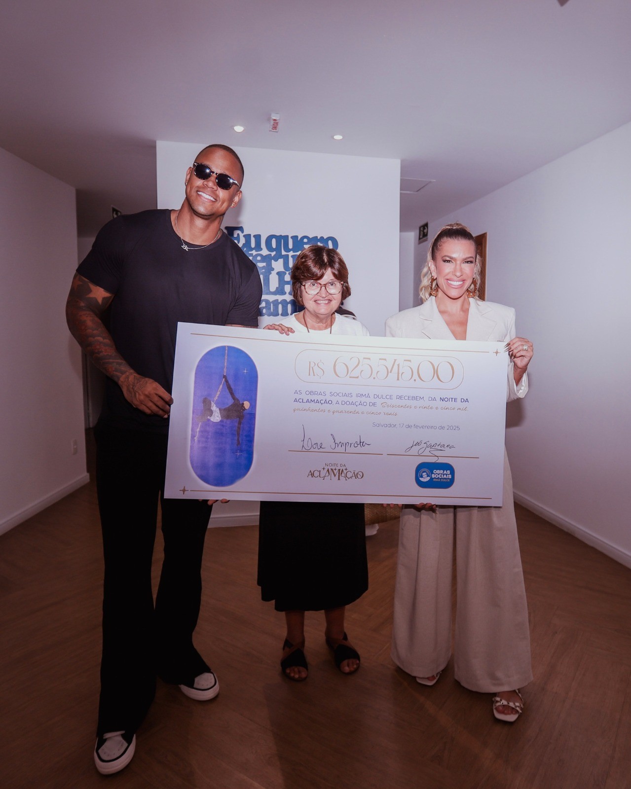 Leo Santana e Lore Improta entregam cheque de R$ 625 mil para a Osid, em Salvador; valor foi arrecadado em festa beneficente - Portais