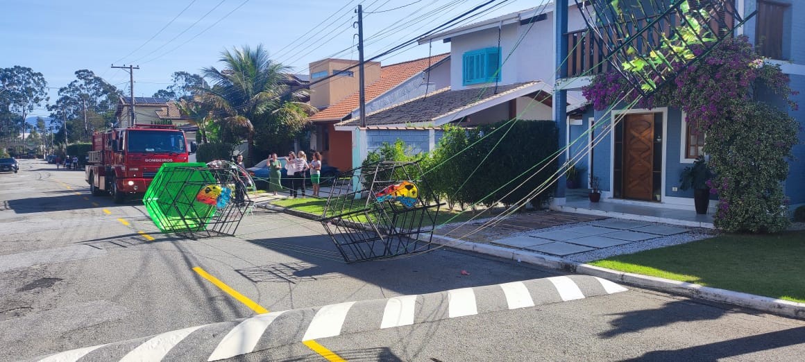 VÍDEO: Balão cai e pega fogo dentro de condomínio em Taubaté; outros 3 foram vistos pelo Vale