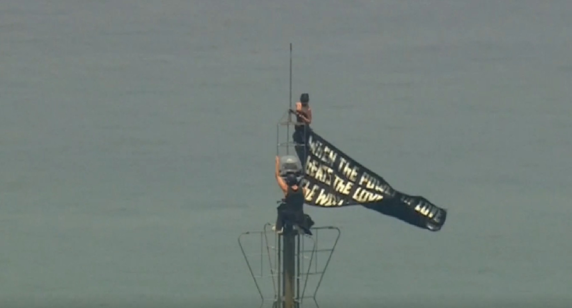 VÍDEO: manifestantes mascarados fazem protesto no topo do Empire State, em Nova York