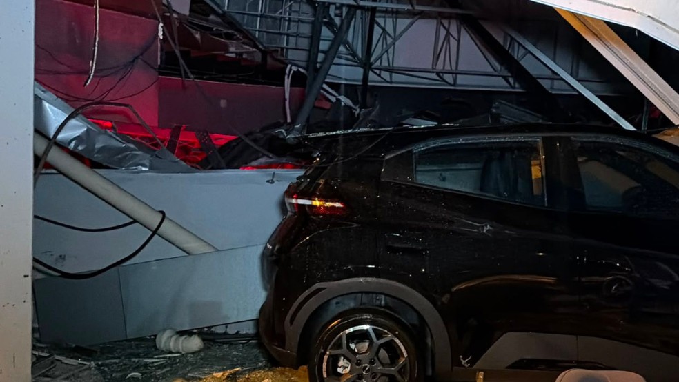 Parte da estrutura da concessionária BYD desabou e caiu sobre veículos estacionados em Osório — Foto: Marcos Pacheco/RBS TV