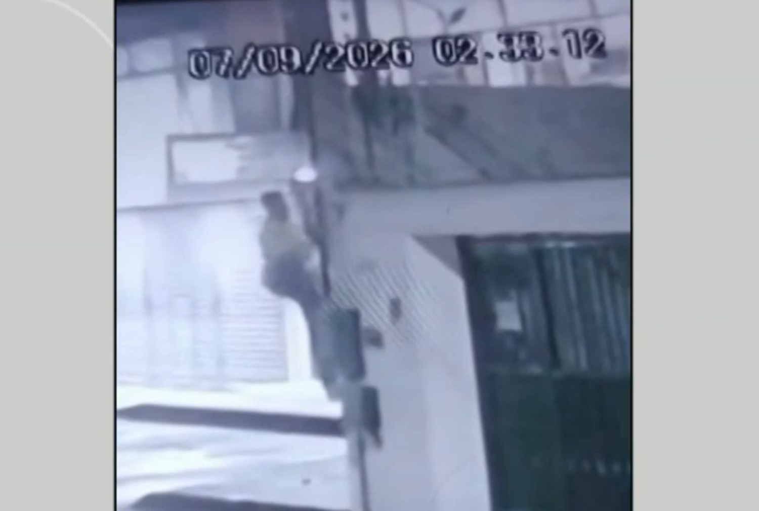 Homem escala poste, furta fios e deixa centro espírita sem energia em Cabo Frio; VÍDEO