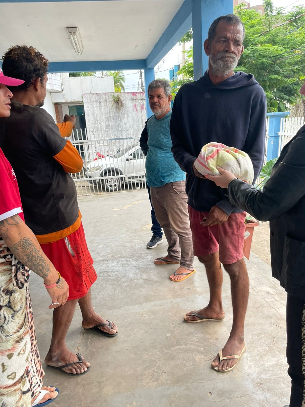 Equipes também entregaram cobertores para pessoas em situação de rua — Foto: Arquiva/Centro Pop
