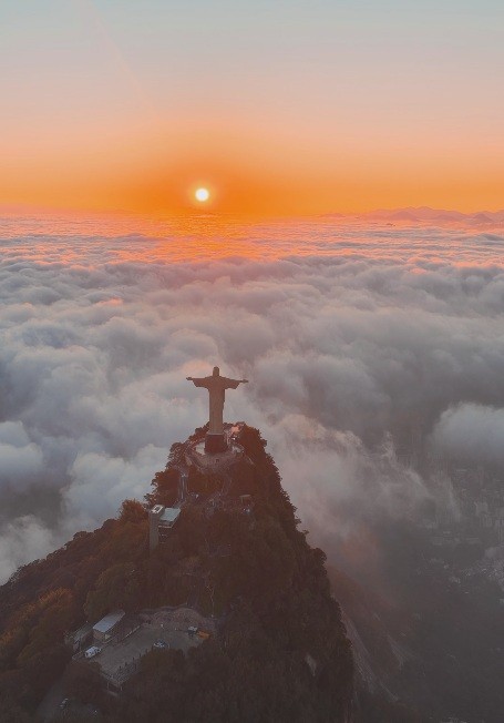 Fotógrafo registra Cristo Redentor diante de 'tapete de nuvens' causado por nevoeiro no Rio