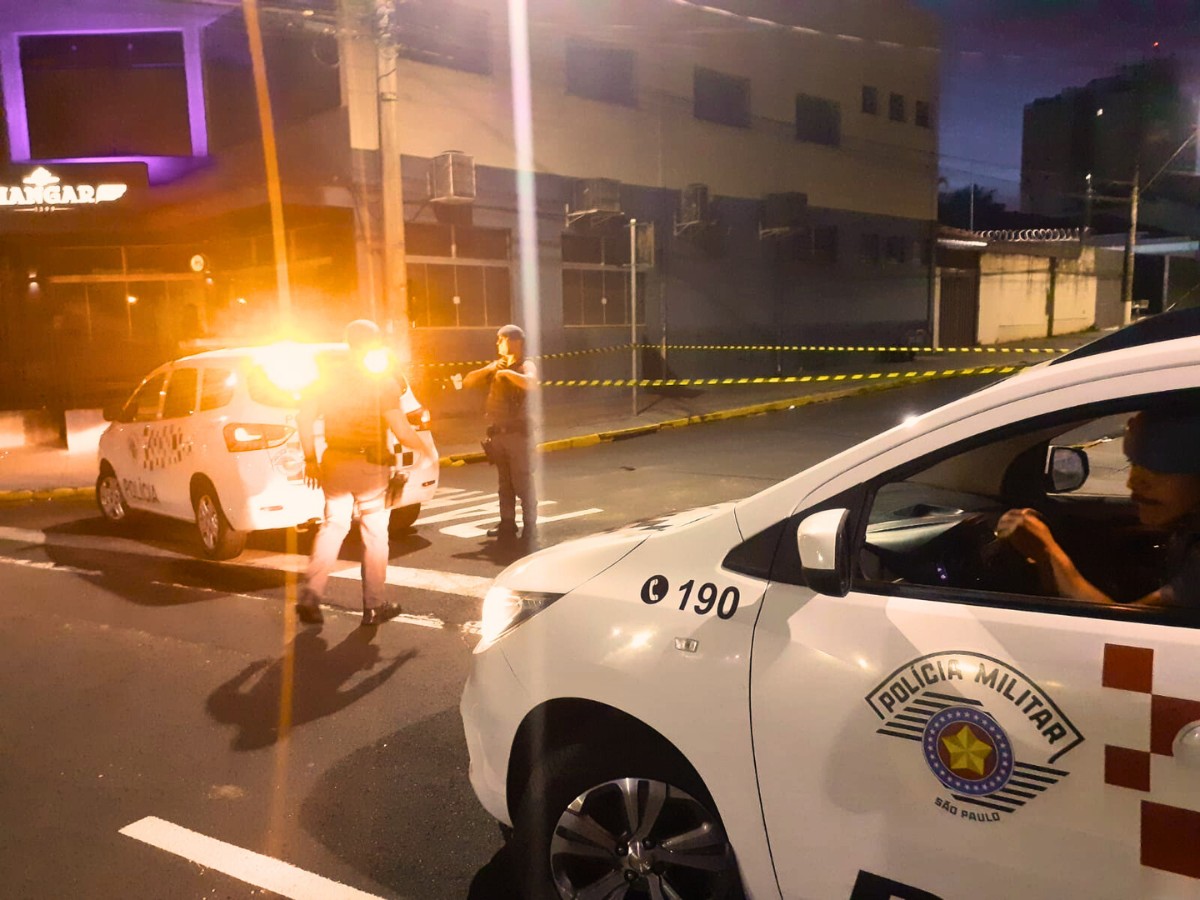 Homem é baleado após discussão em frente a casa noturna no interior de SP; suspeito fugiu 