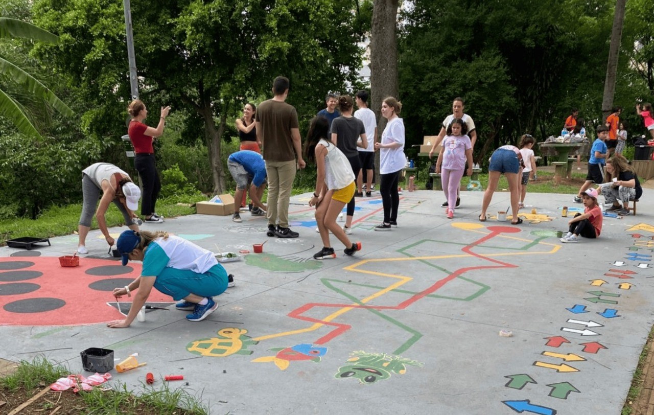 Projeto reúne voluntários e transforma calçadas com pinturas de jogos para crianças na zona norte de Sorocaba