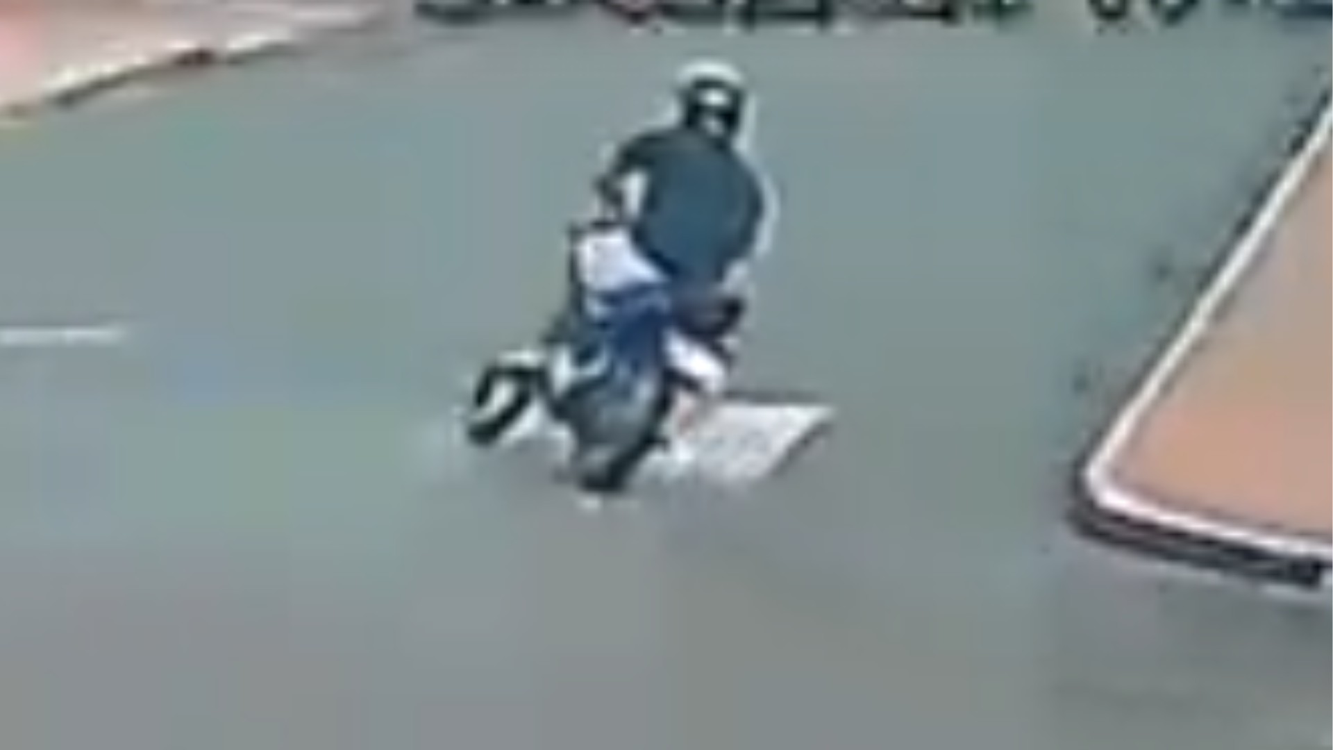 VÍDEO: adolescente em moto é atropelado por caminhonete da Polícia Ambiental 