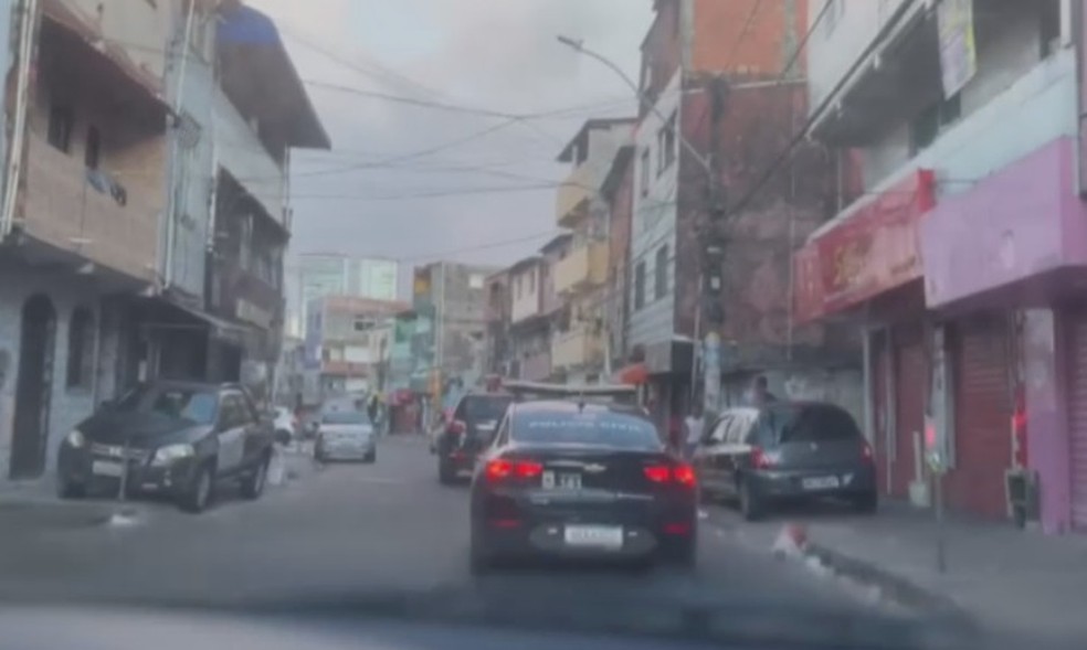Operação é realizada nesta sexta-feira (31), no bairro da Santa Cruz — Foto: Reprodução/TV Bahia