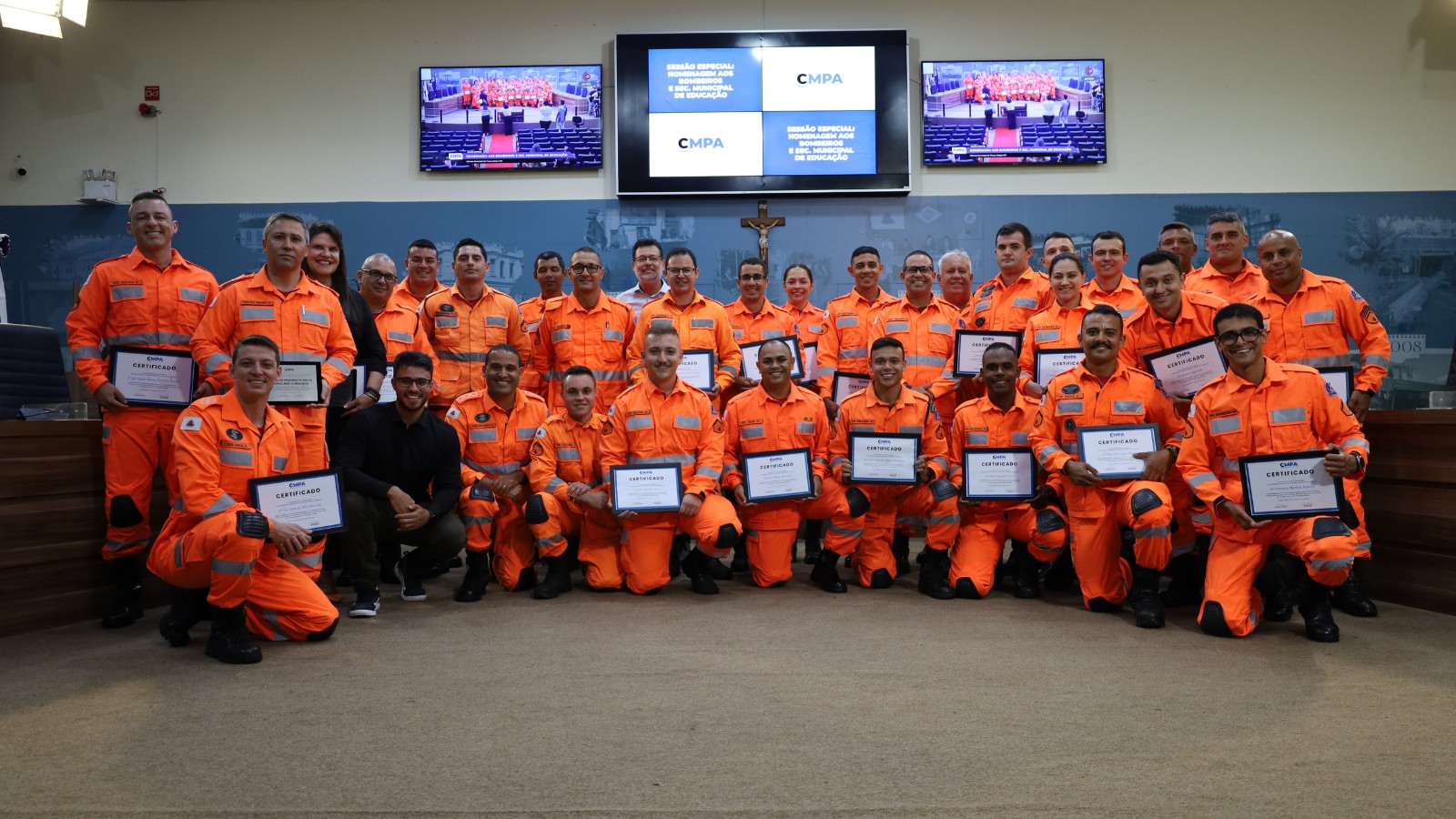Câmara realiza sessão especial em homenagem a Bombeiros e Secretaria de Educação