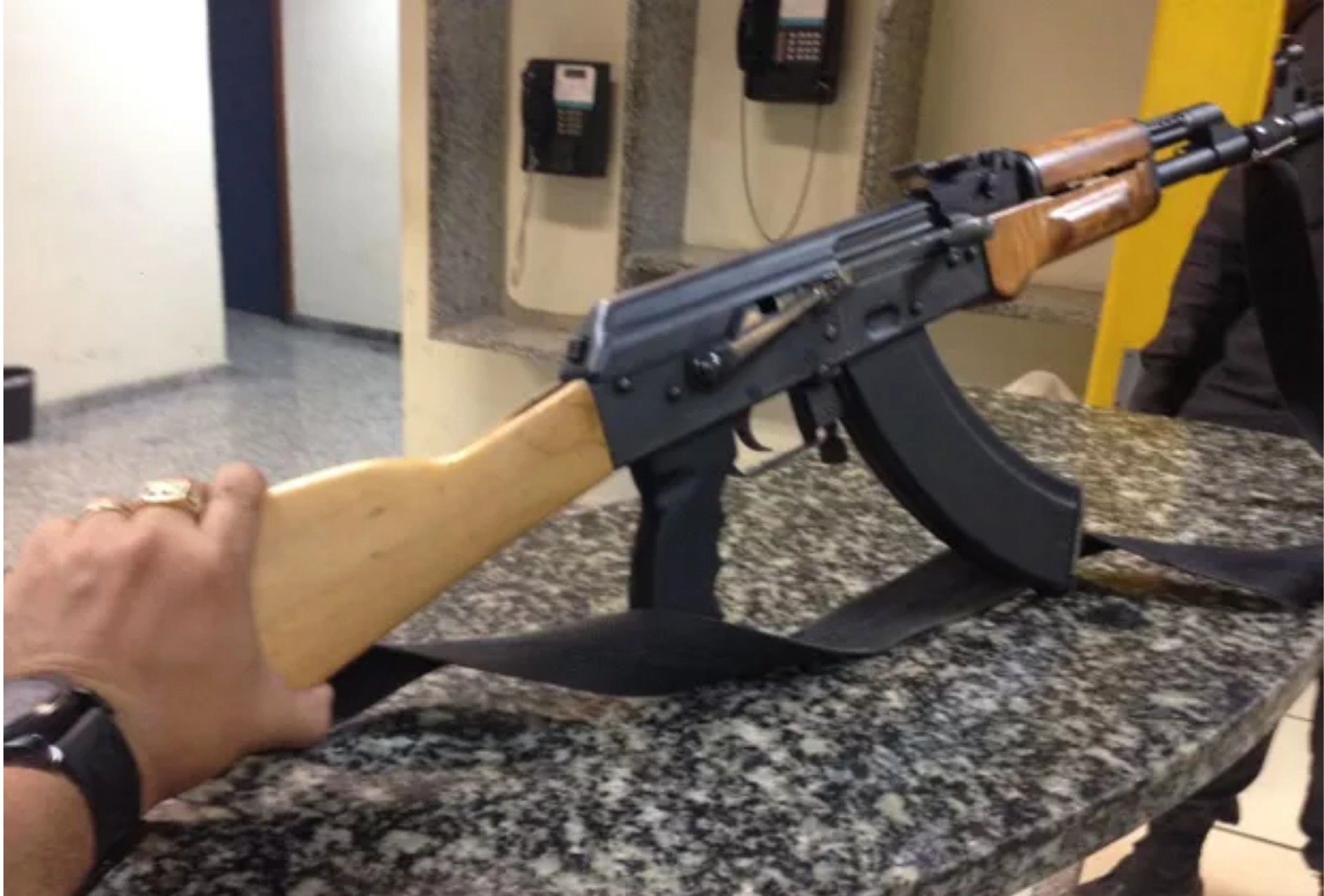 Fuzil AK-47: dupla brasileira expulsa da Bolívia carregava arma de guerra