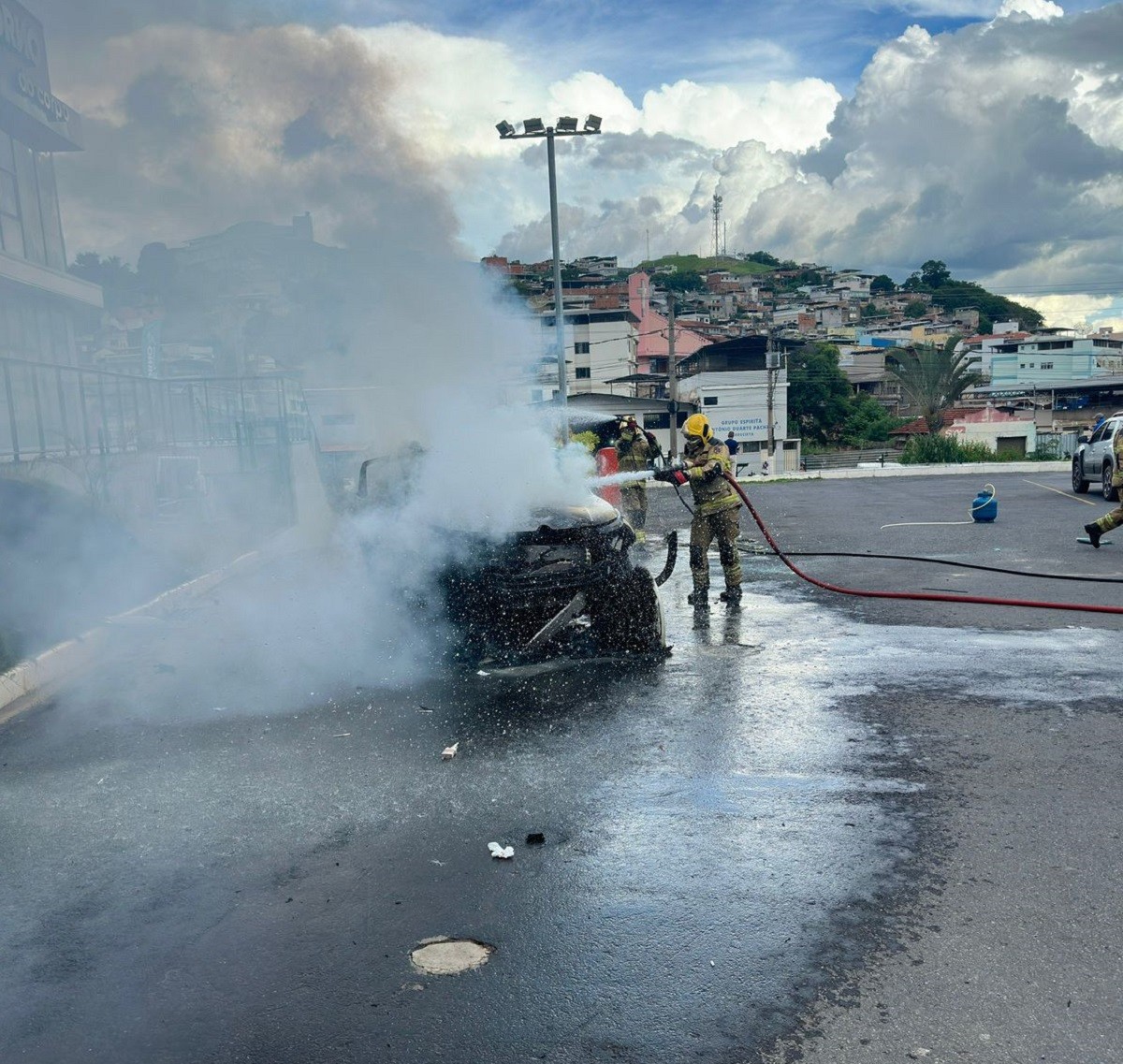 Motorista tem 50% do corpo queimado após explosão de botijão de gás dentro de carro em Ubá