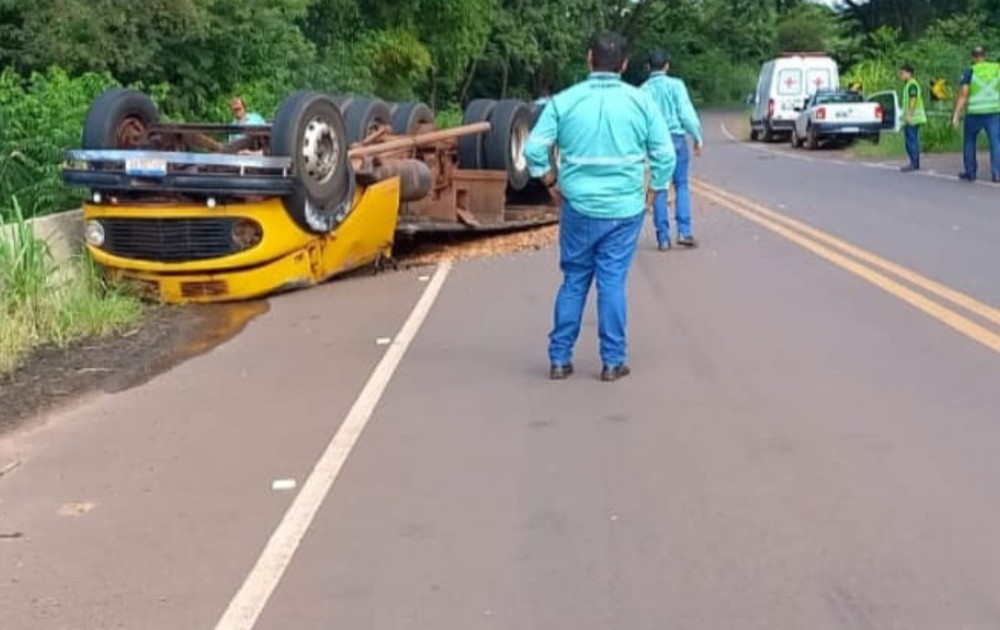 Jovem morre ao perder controle da direção e tombar caminhão em Guararapes