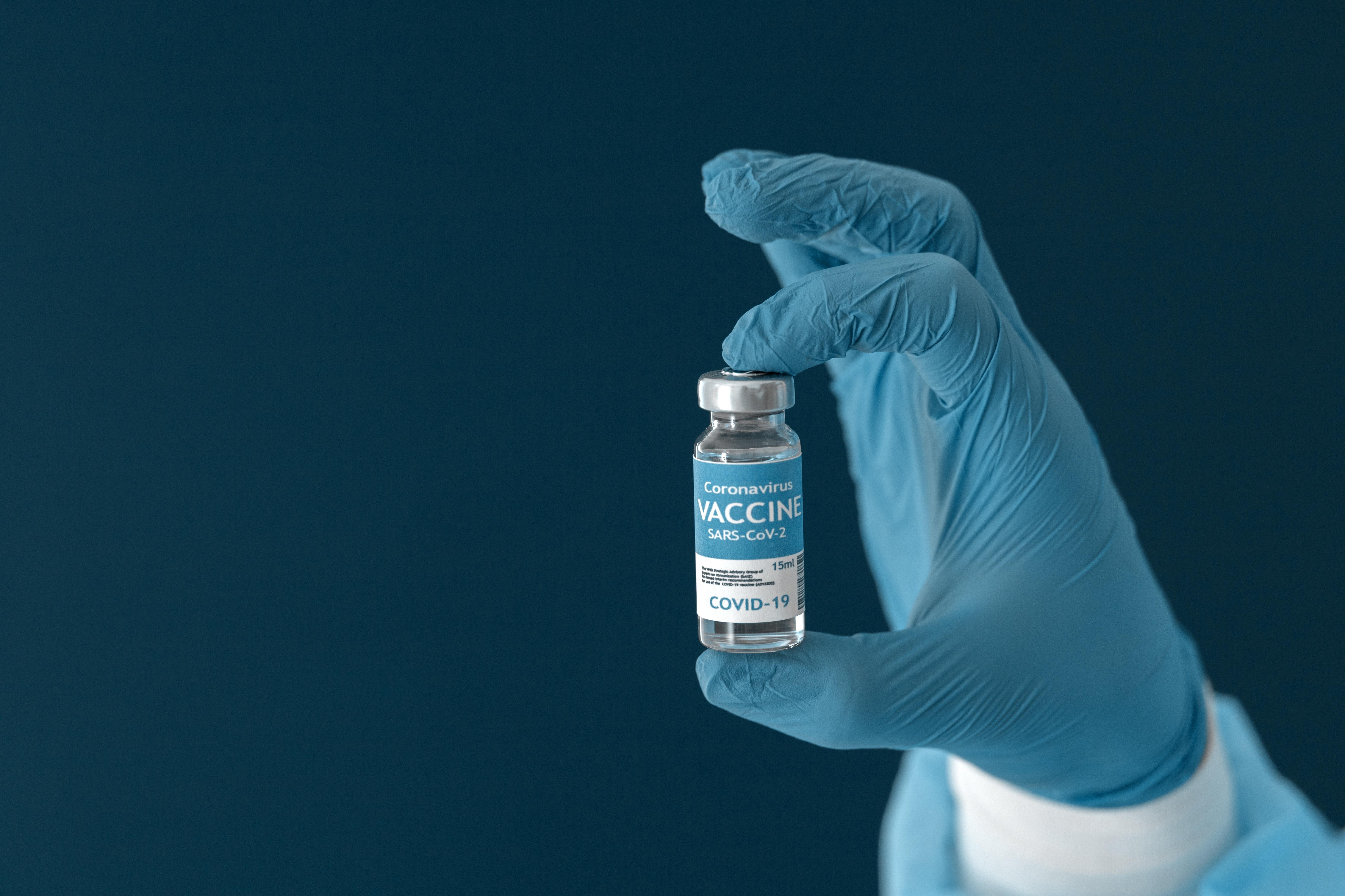 Após cortes, chefe da FDA diz apoiar vacinas de mRNA, mas afirma que governo não deve financiar pesquisas