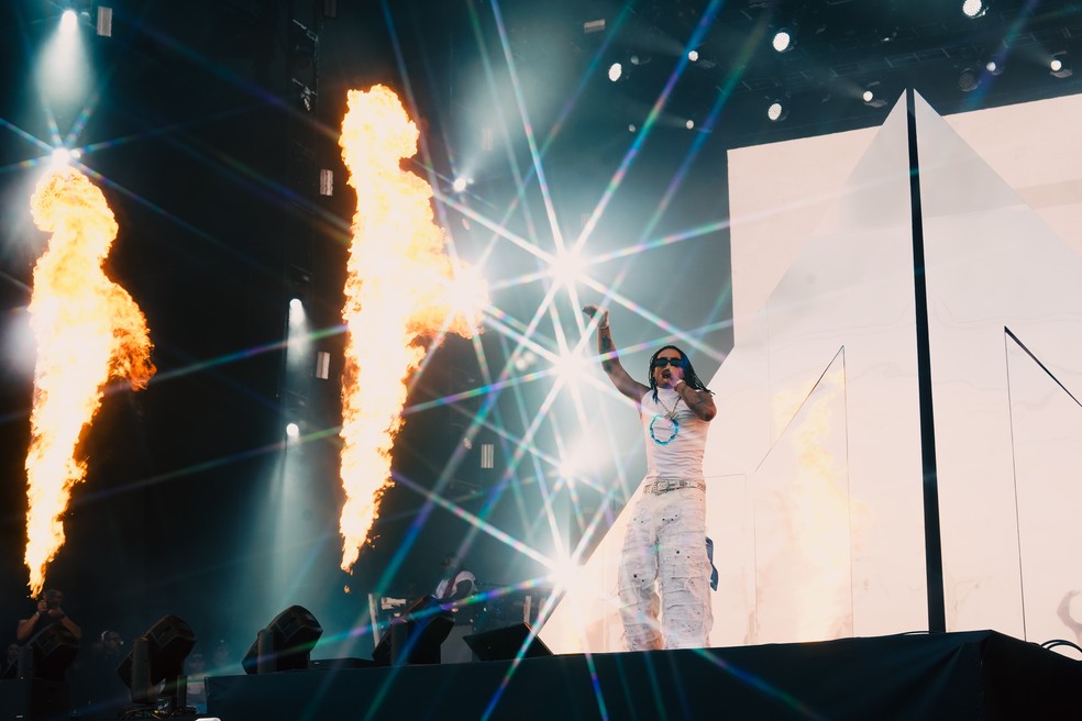 Matuê impressiona no Rock in Rio 2024 com uma máscara de sol que faz referência à Sony Music. Descubra como o rapper marcou a estreia do álbum ‘333’ e..