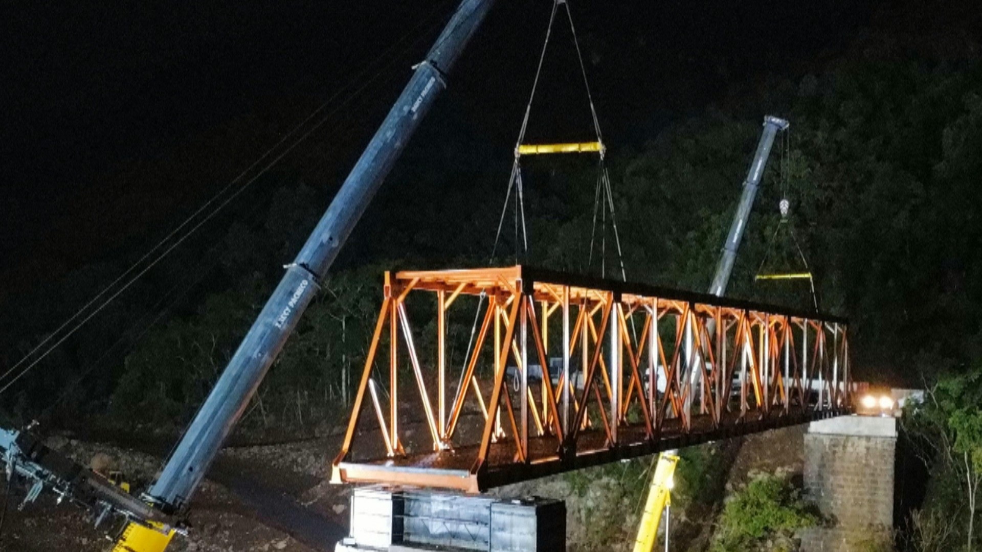Paga por doações de moradores, nova ponte começa a tomar forma no lugar de estrutura destruída por enchente na Serra do RS; VÍDEO