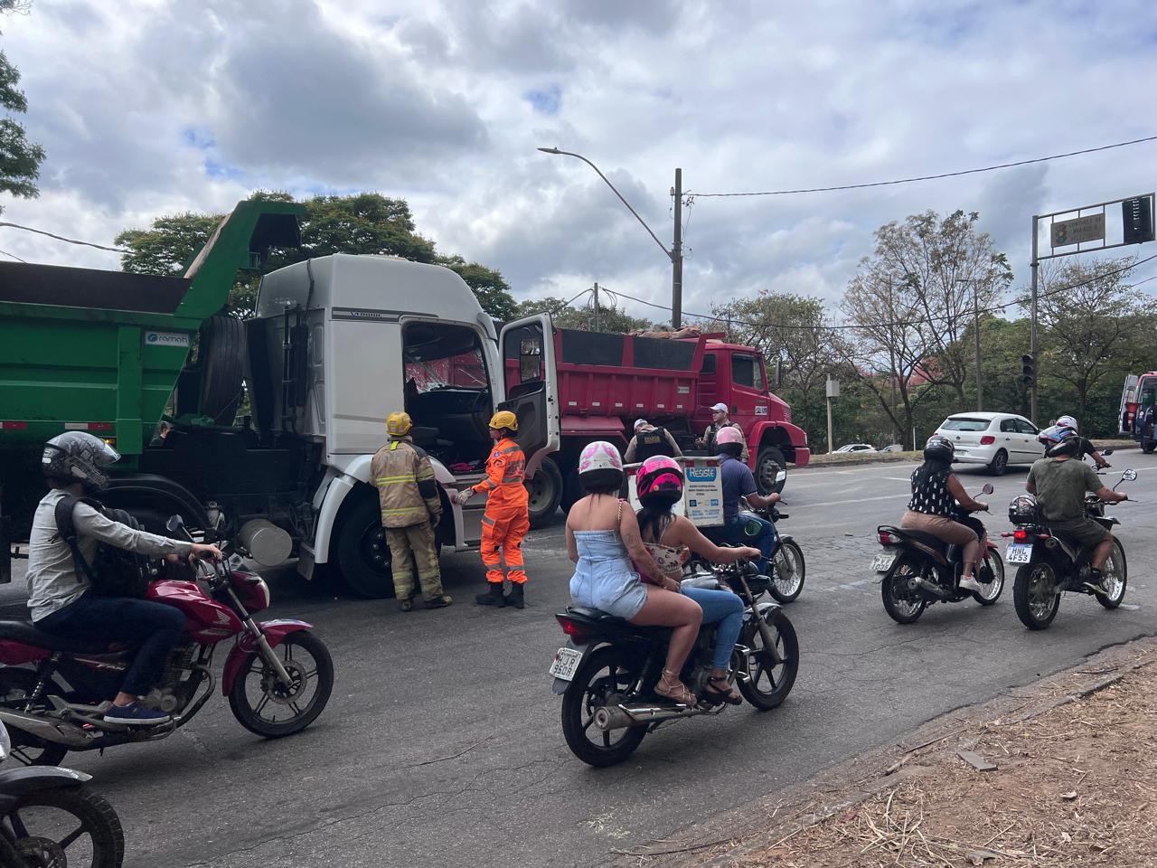 Batida entre dois caminhões e um carro deixa uma pessoa ferida no trecho urbano da BR-381, em Ipatinga