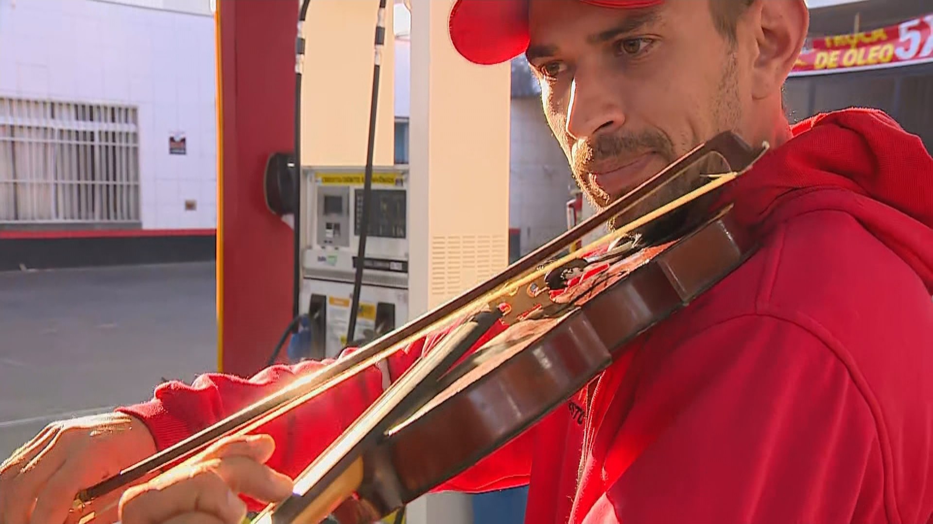 Frentista violinista transforma música popular com instrumento clássico em posto de gasolina no RS; OUÇA