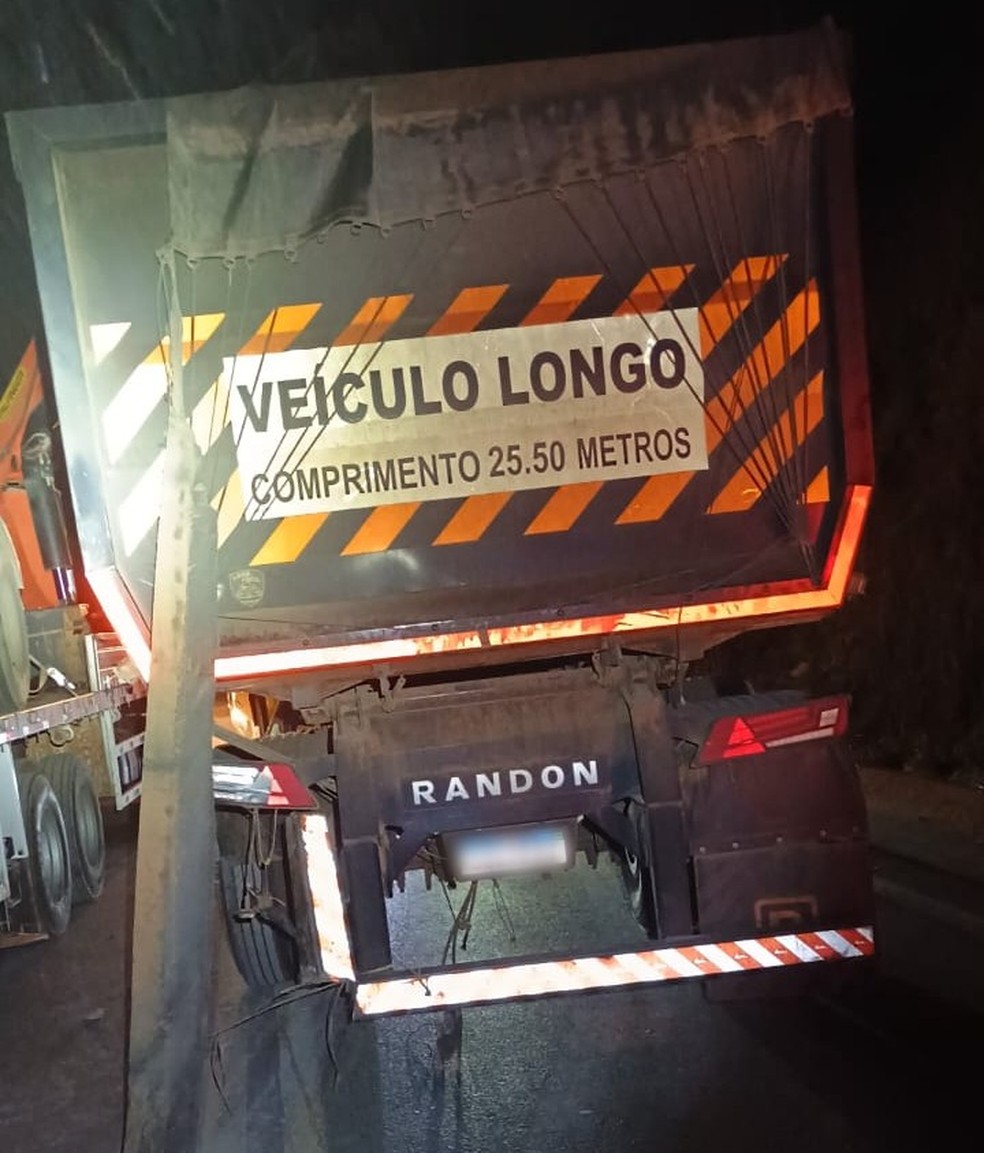 Veículo longo estava trafegando fora do horário permitido — Foto: PMRv/Divulgação