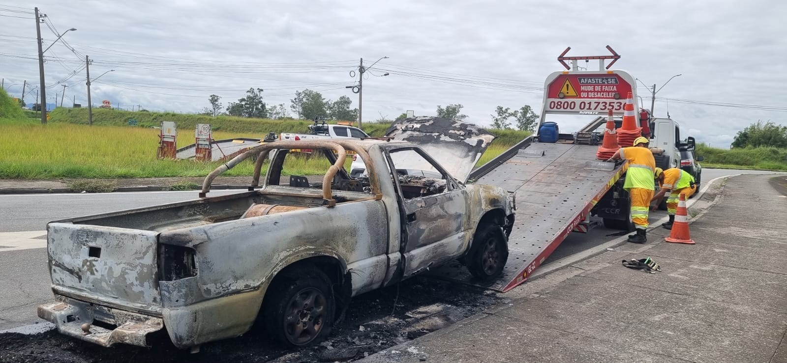 Carro pega fogo e interdita trecho na Via Dutra, em Itatiaia