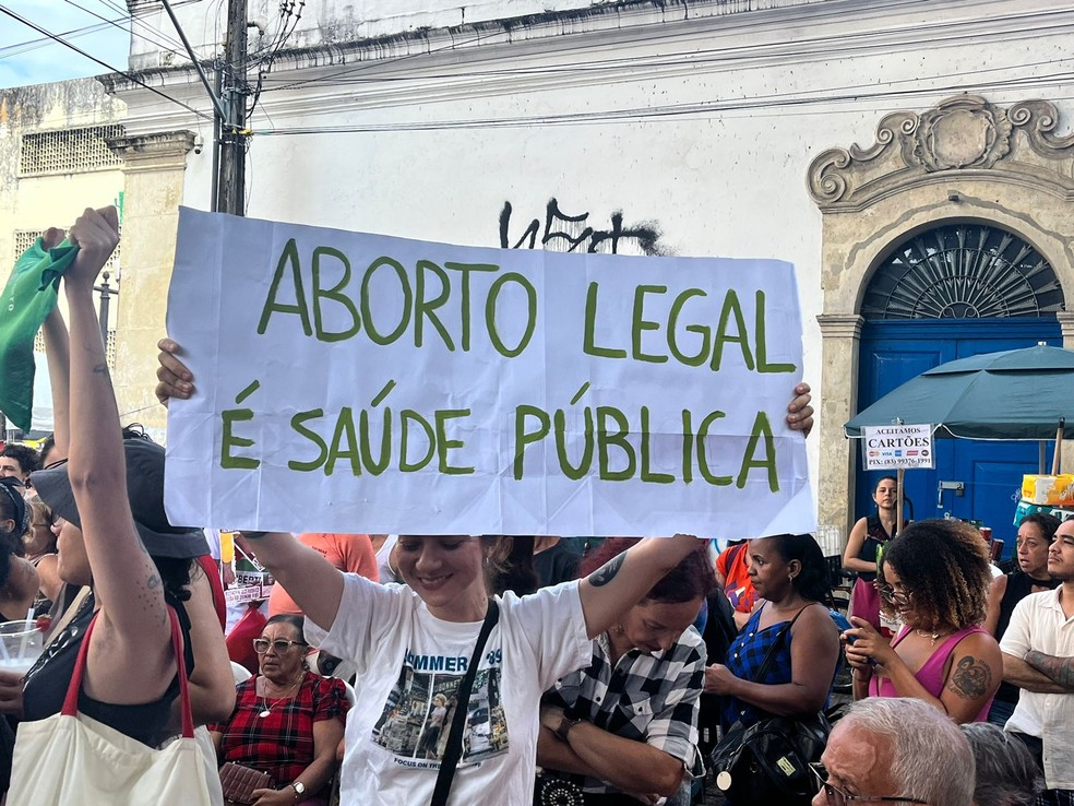 Mulheres protestam contra PL 1904/24 que equipara aborto a crime de homicídio, em João Pessoa — Foto: Lara Brito/g1