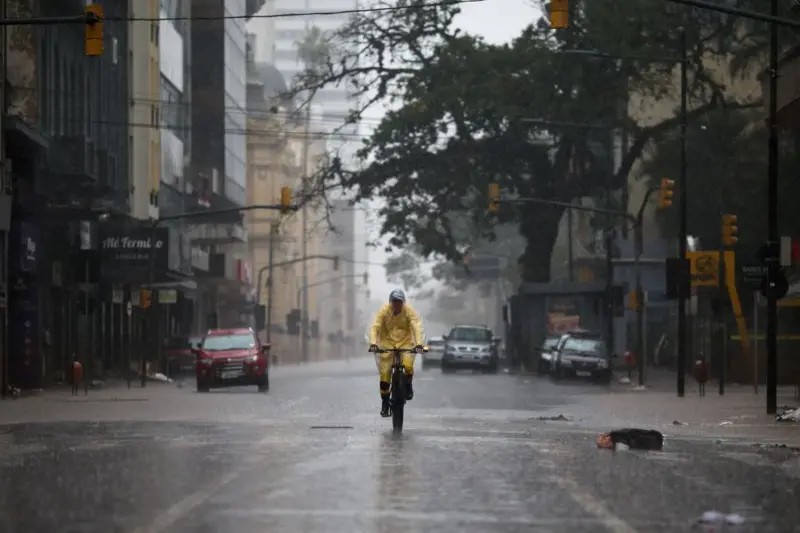 'Rios atmosféricos': o que é o fenômeno que coloca o Sul do Brasil em alerta para tempestades no fim de semana