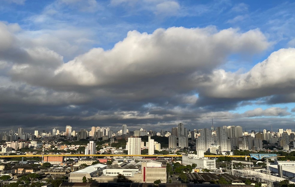 Sol aparece entre as nuvens na Zona Leste de SP e sensa&ccedil;&atilde;o de frio predomina  &mdash; Foto: Renata Bitar/g1