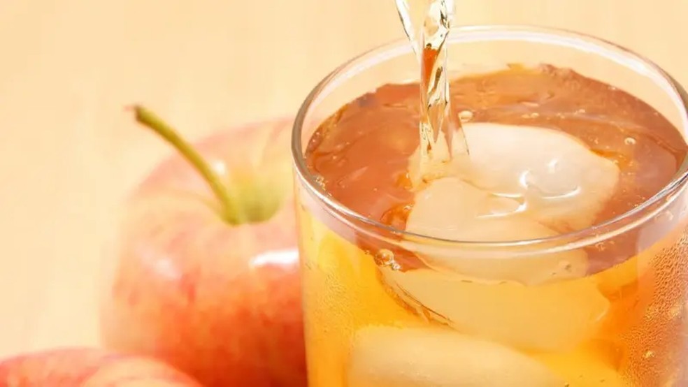O benefício não vem só do consumo da fruta; o suco e o purê de maçã também podem ser saudáveis. — Foto: GETTY IMAGES via BBC