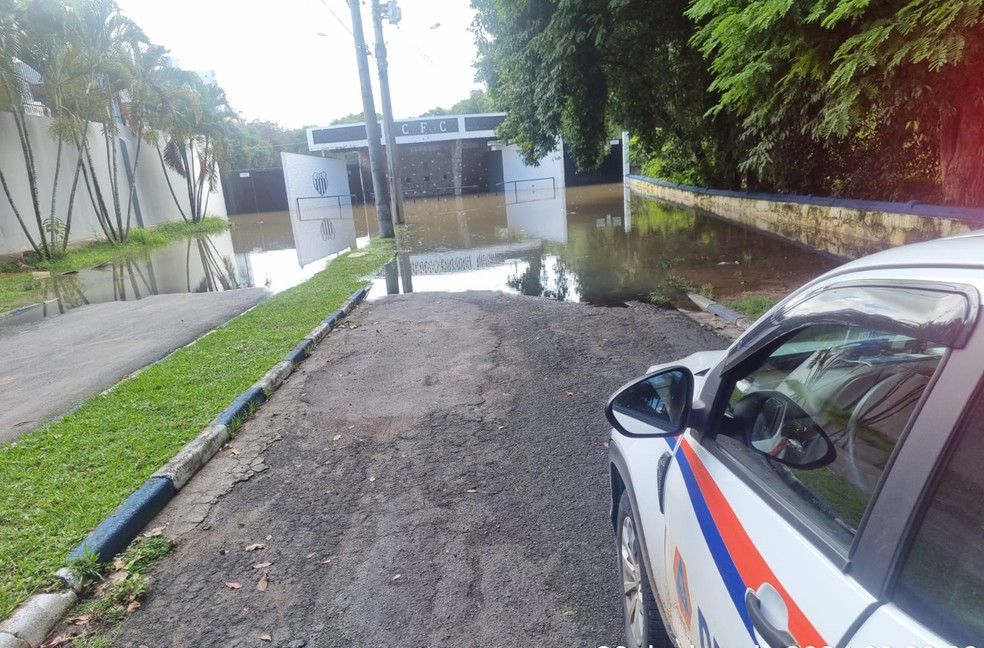 Entrada alagada do Campo do Comercial, em Tiet (SP)  Foto: Defesa Civil/Divulgao