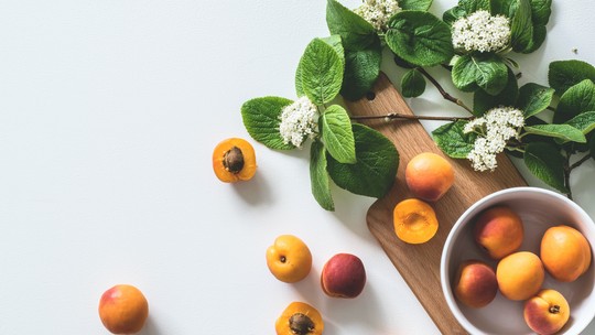 Câncer: composto natural achado em frutas inibe metástase e resistência a tratamentos, diz estudo - Pesquisa japonesa mostra que o benzaldeído — um composto aromático encontrado naturalmente em diversas frutas como amêndoas, damascos e figos — pode quebrar a capacidade das células cancerosas de migrar para outros órgãos.