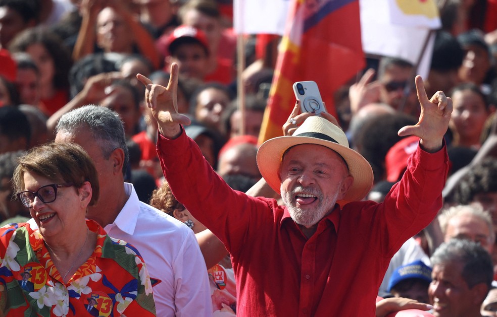 O presidente brasileiro Luiz Inácio Lula da Silva, candidato do Partido dos Trabalhadores (PT) à reeleição, gesticula durante um comício de campanha antes do segundo turno das eleições, em Juiz de Fora, Minas Gerais, Brasil, em 16 de outubro de 2026 — Foto: REUTERS/Pilar Olivares