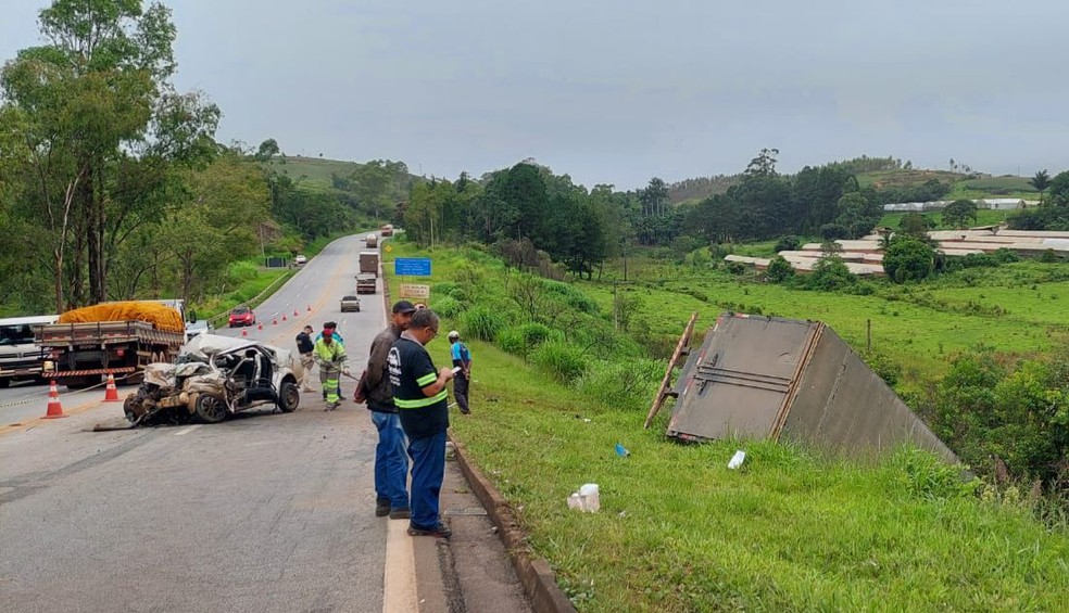 Caminhão saiu para fora da pista na BR-040 após bater em carro — Foto: Thais Fullin/TV Integração
