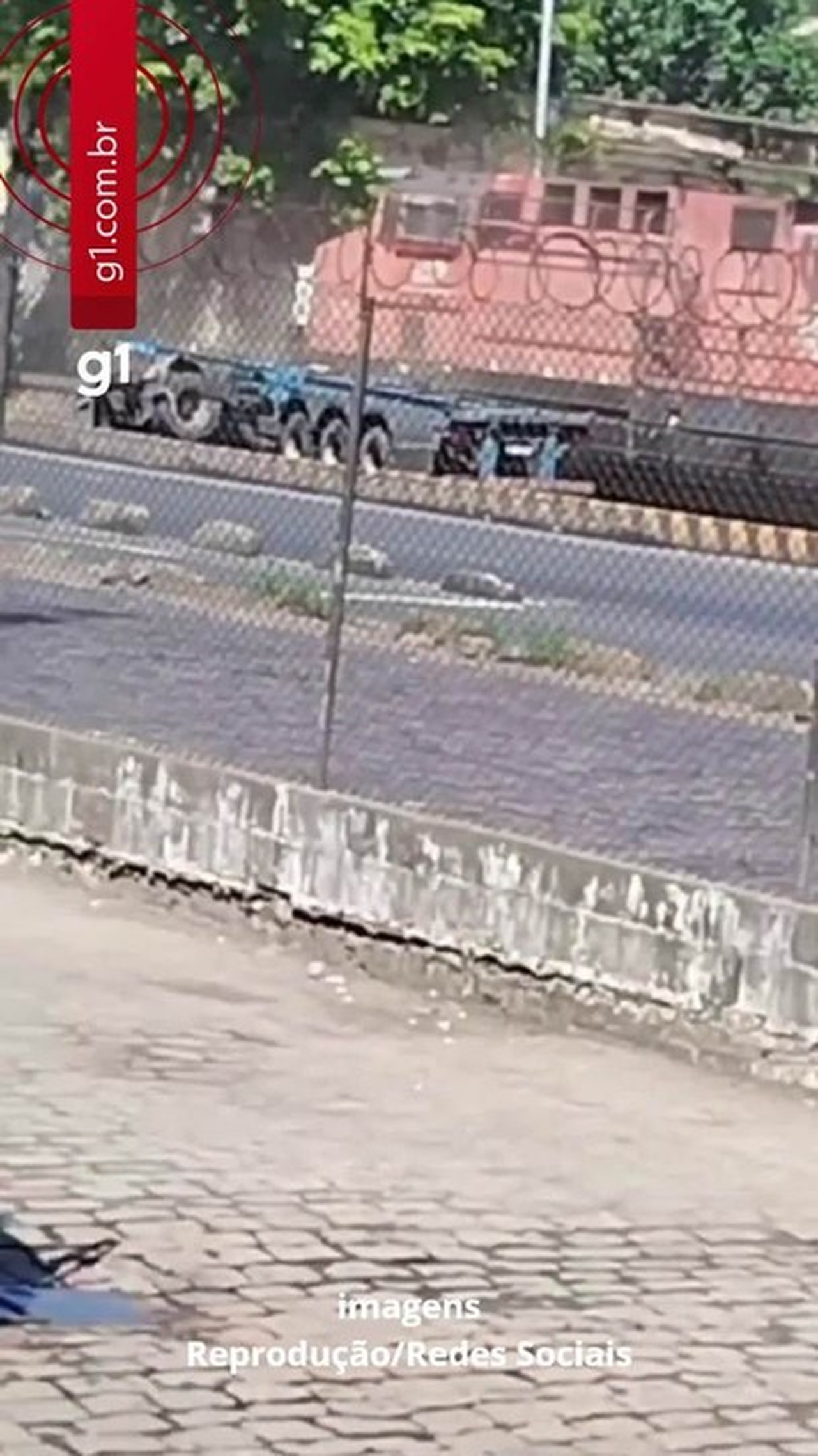 Trem arrasta caminhão após motorista tentar cruzar trilhos no litoral de SP; VÍDEO