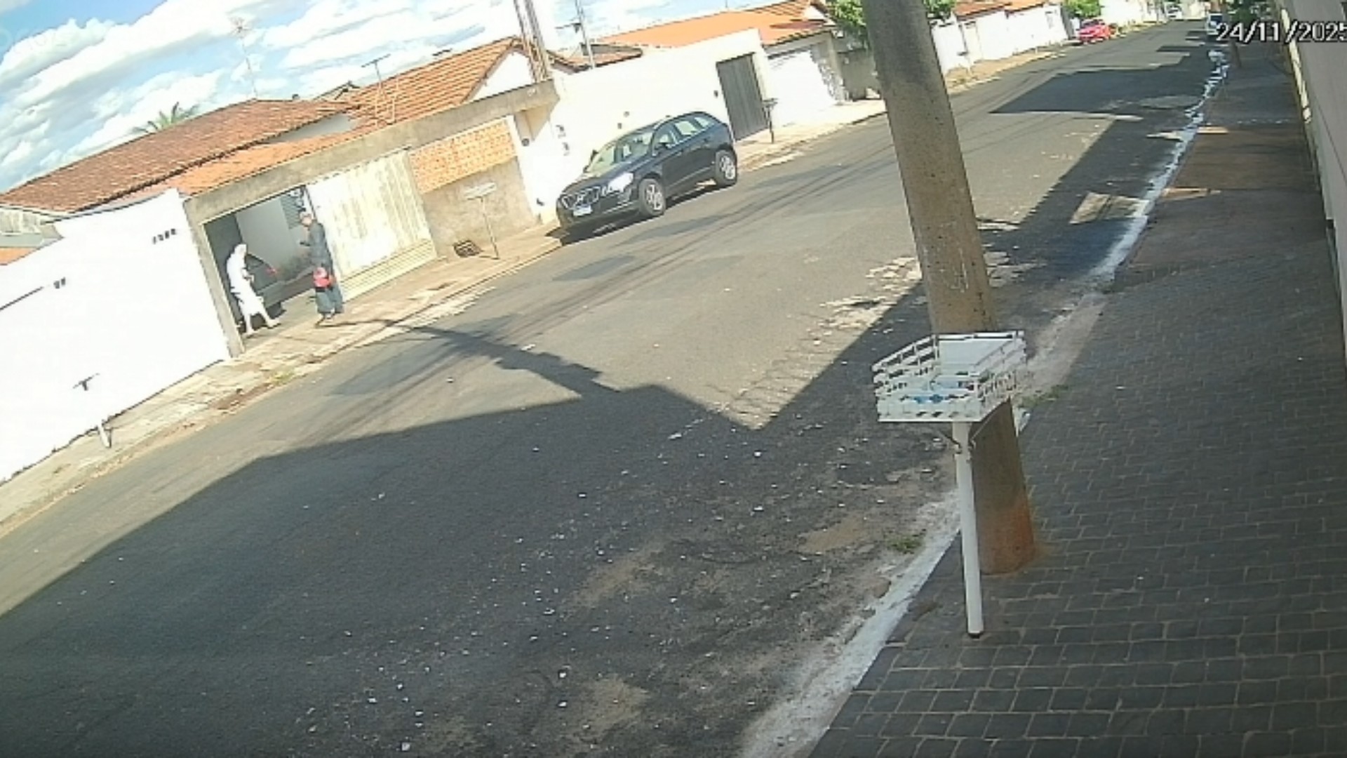 VÍDEO: Idoso de 88 anos tem carro furtado dentro da garagem após buscar copo d'água para o criminoso