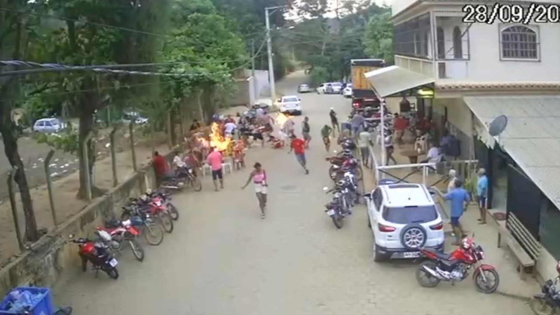 Vídeo mostra momento em que churrasqueira explode e deixa feridos em festa de aniversário no ES