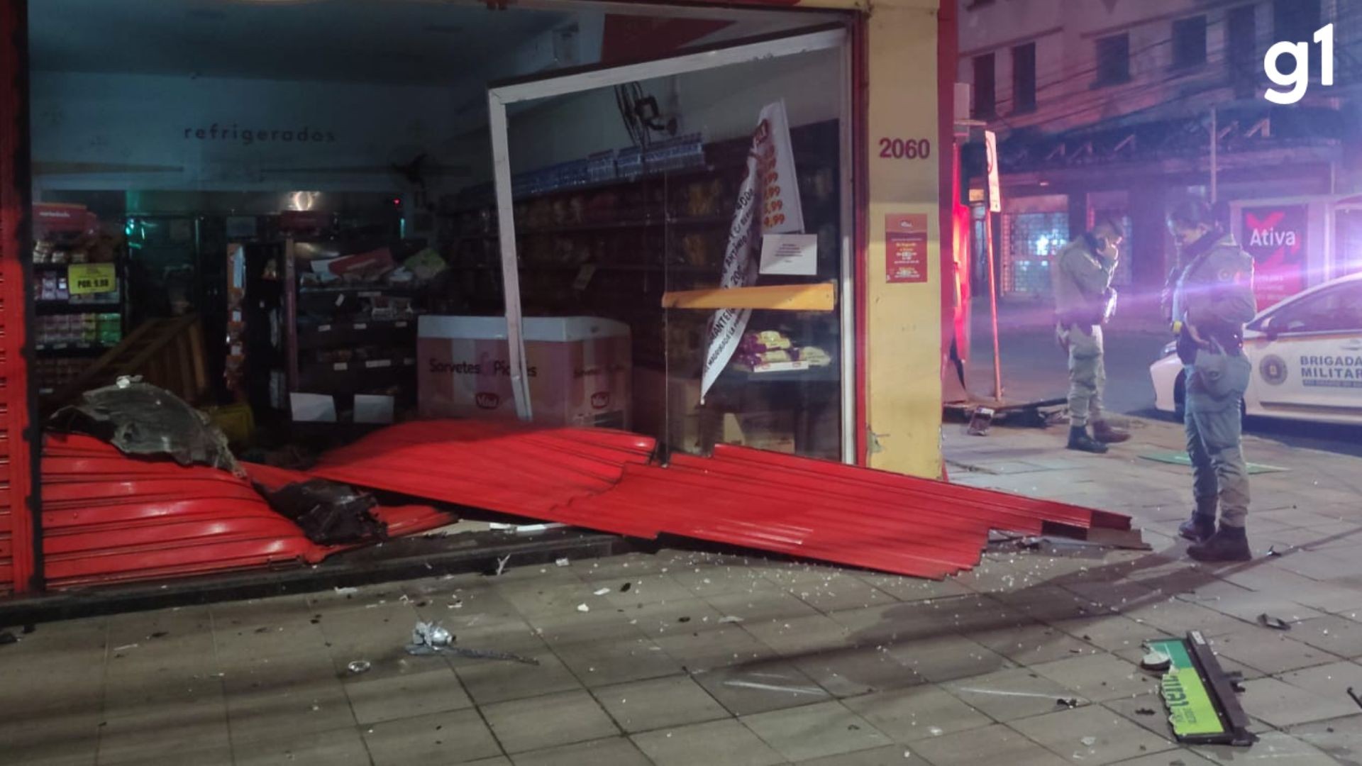 VÍDEO: Carro invade calçada e vai parar dentro de padaria em Porto Alegre