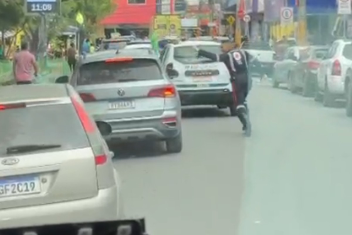 Socorrista do SAMU corre entre carros para abrir passagem de ambulância em Gravatá e VÍDEO viraliza